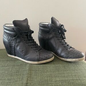 Koolaburra Women’s Kenny Fashion Sneaker. Size 8 Euro 39.